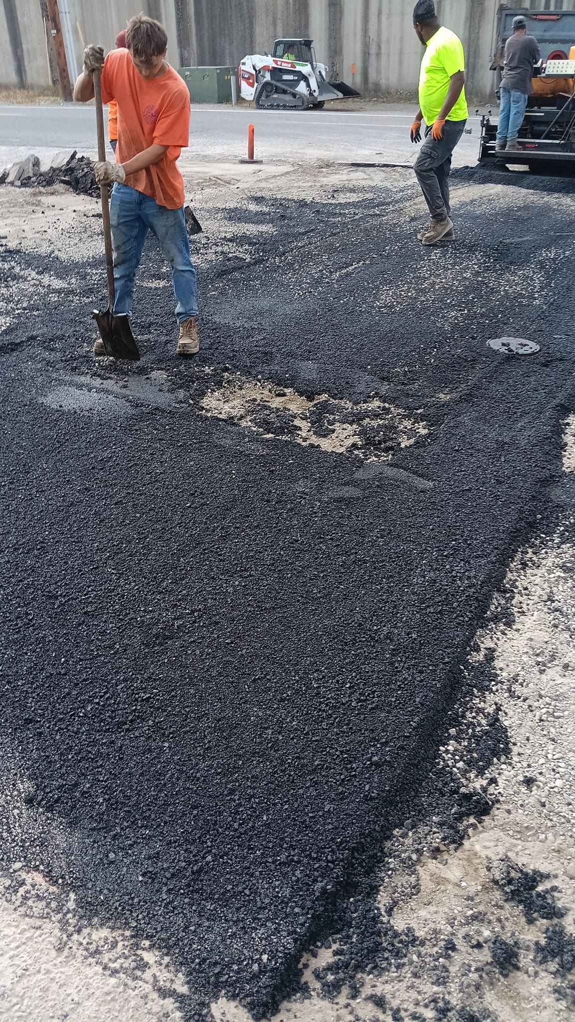 تنفيذ أعمال الأسفلت بجازان